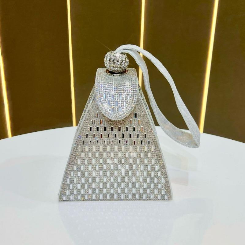 Die Dame hielt die dreieckige Hand-Dinner-Tasche Hand in Hand und trug eine kleine, modische Handtasche.