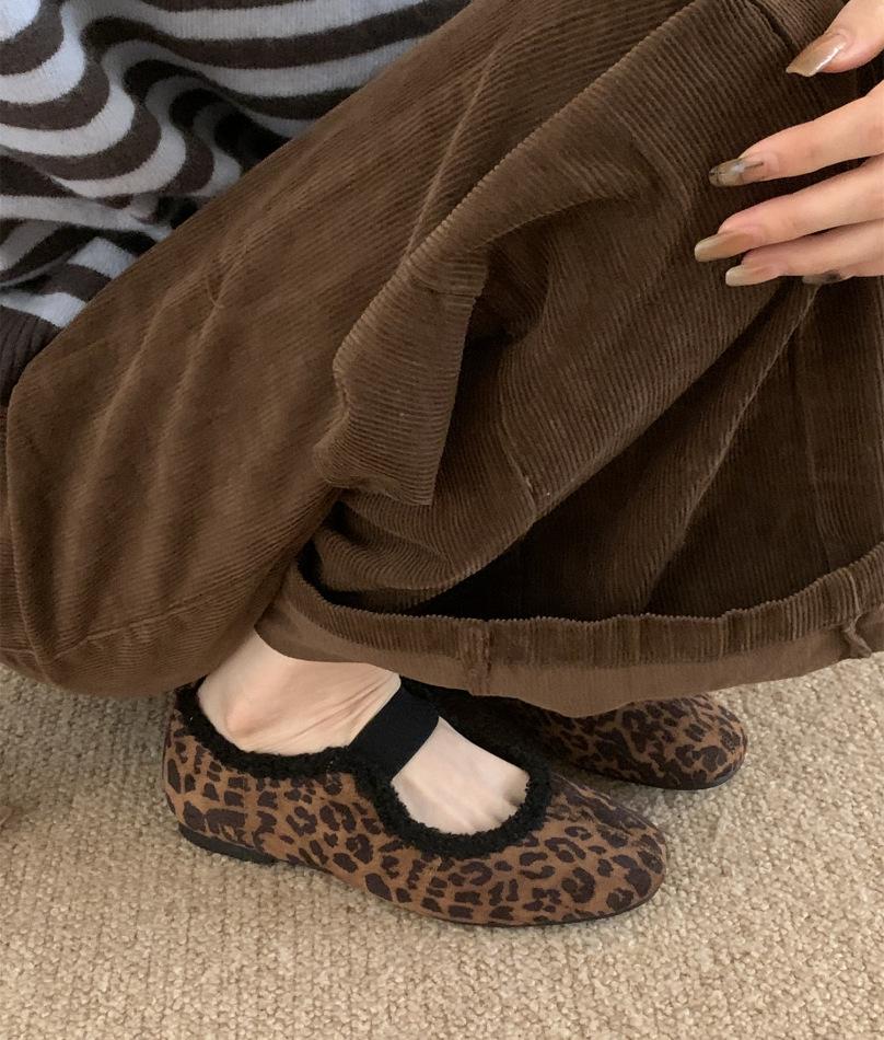 

Niche retro brown suede flat-bottomed plush shoes women s winter new split-toed pig s trotters fashionable Mary Jane shoes 39 леопардовый