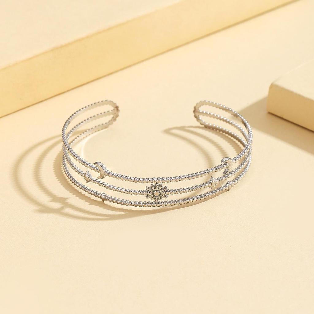 Retro Hollow Star Moon Stainless Steel Bracelet, Adjustable & Vacuum-Plated 18K Gold Jewelry.