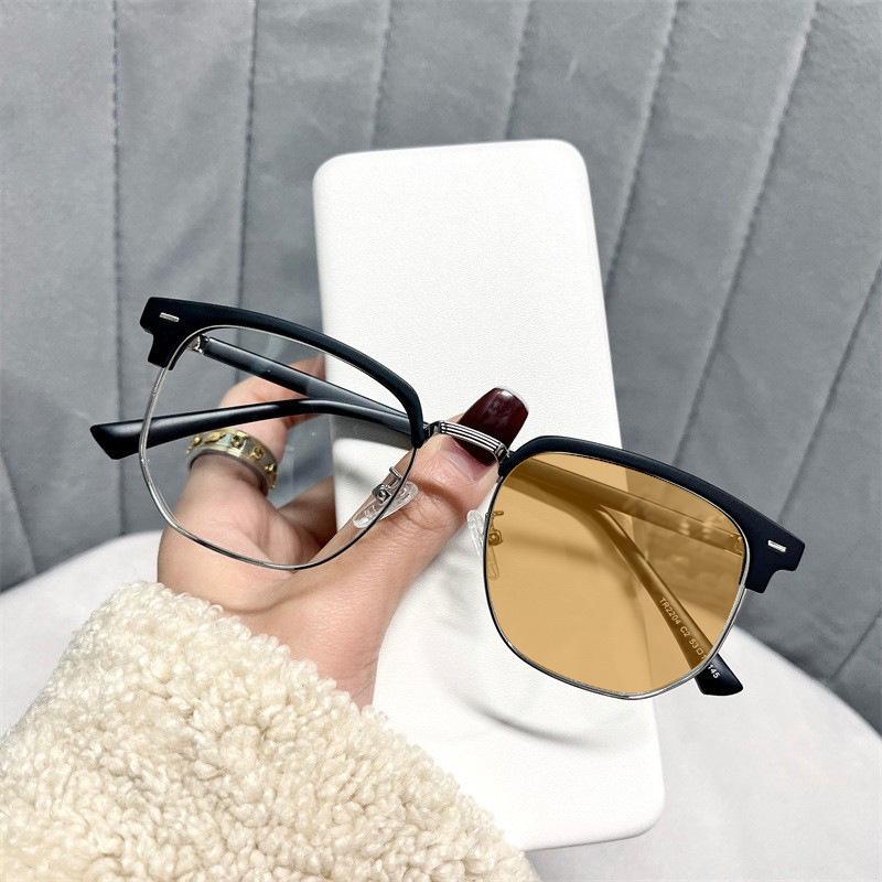 Color-Changing Retro Eyebrow Glasses Frame Men'S Business Photosensitive Gray Myopia Glasses Anti-Blue Light Versatile Flat Light