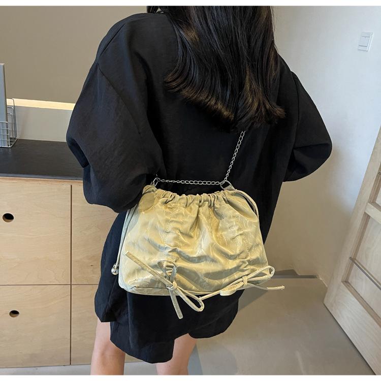 

Korean version ins trendy fashion trendy women s bags 2025 autumn and winter large-capacity tote bags women s simple and versatile shoulder bags