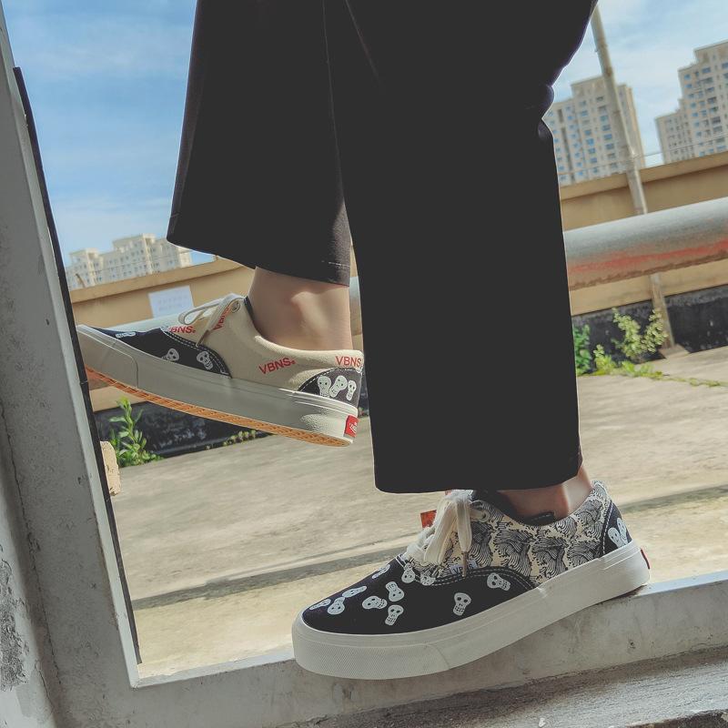 

Летние новые дышащие парусиновые туфли Мужская обувь Тренд Ниша Череп Принт Пара Повседневные Настольные Туфли