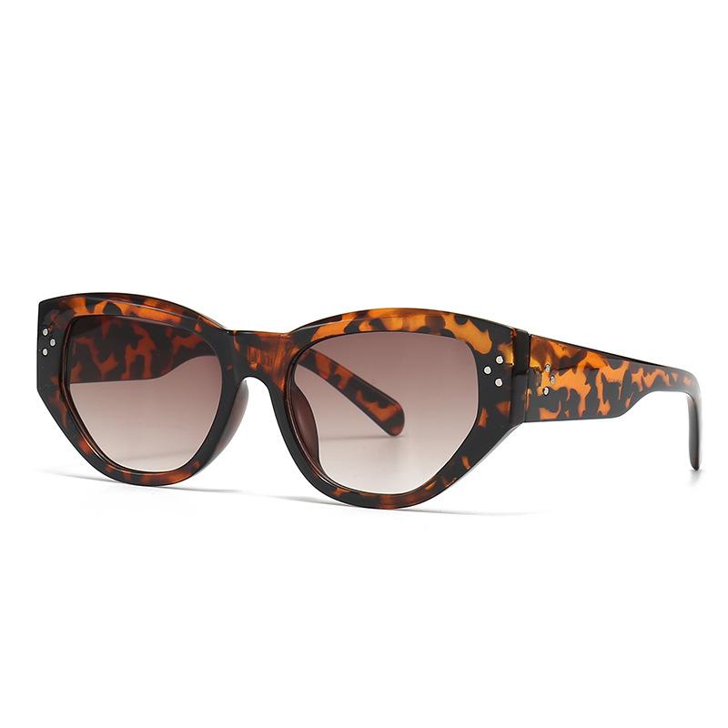 

New In Fashion Luxury Brand Designer Cat Eye Rivet Sunglasses Women Vintage Sexy Ladies Big Frame Punk Sun Glasses For Female Uv As the photo