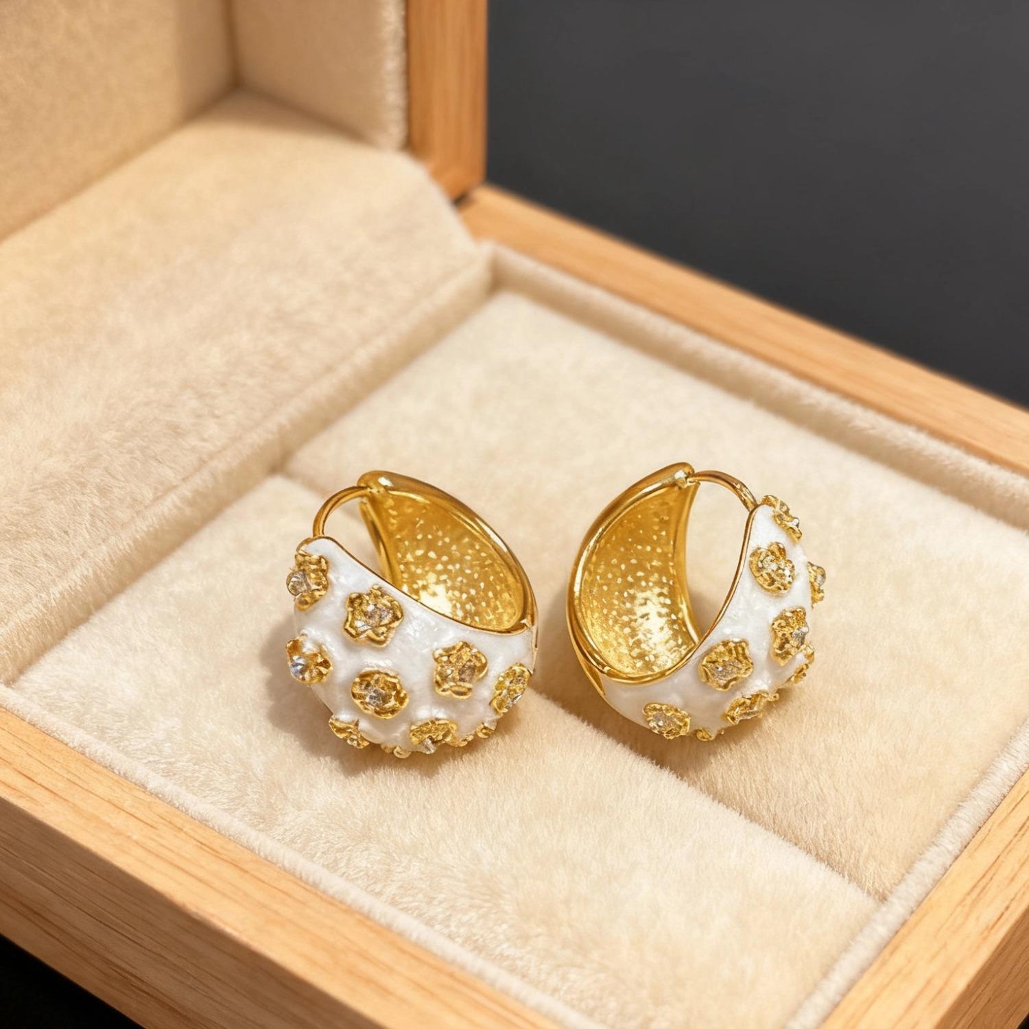 Miki High-End Retro Court Style Artistic Earrings: Light Luxury, Niche Design, Unique Personality Standard