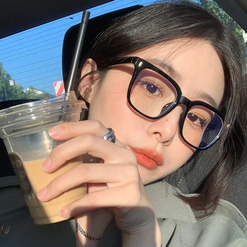 Visually Appealing Gradient Black Frame Glasses for Women Cloth Perfect for Casual Attire or Special Occasions