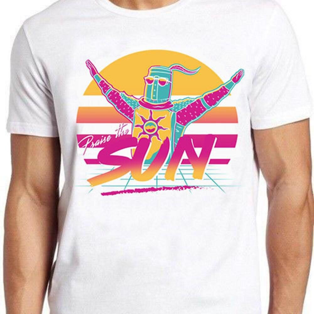 

Футболка из 100% хлопка плотностью 230 г/м2 с надписью «Хвала Солнцу, неоновый знак уважения, слава Богу, онлайн-игра, Dark Souls, фильм «Ботаник», музыка, шутка, мода, искусство, ретро, смешная пародия, подарочная футболка» XS белый