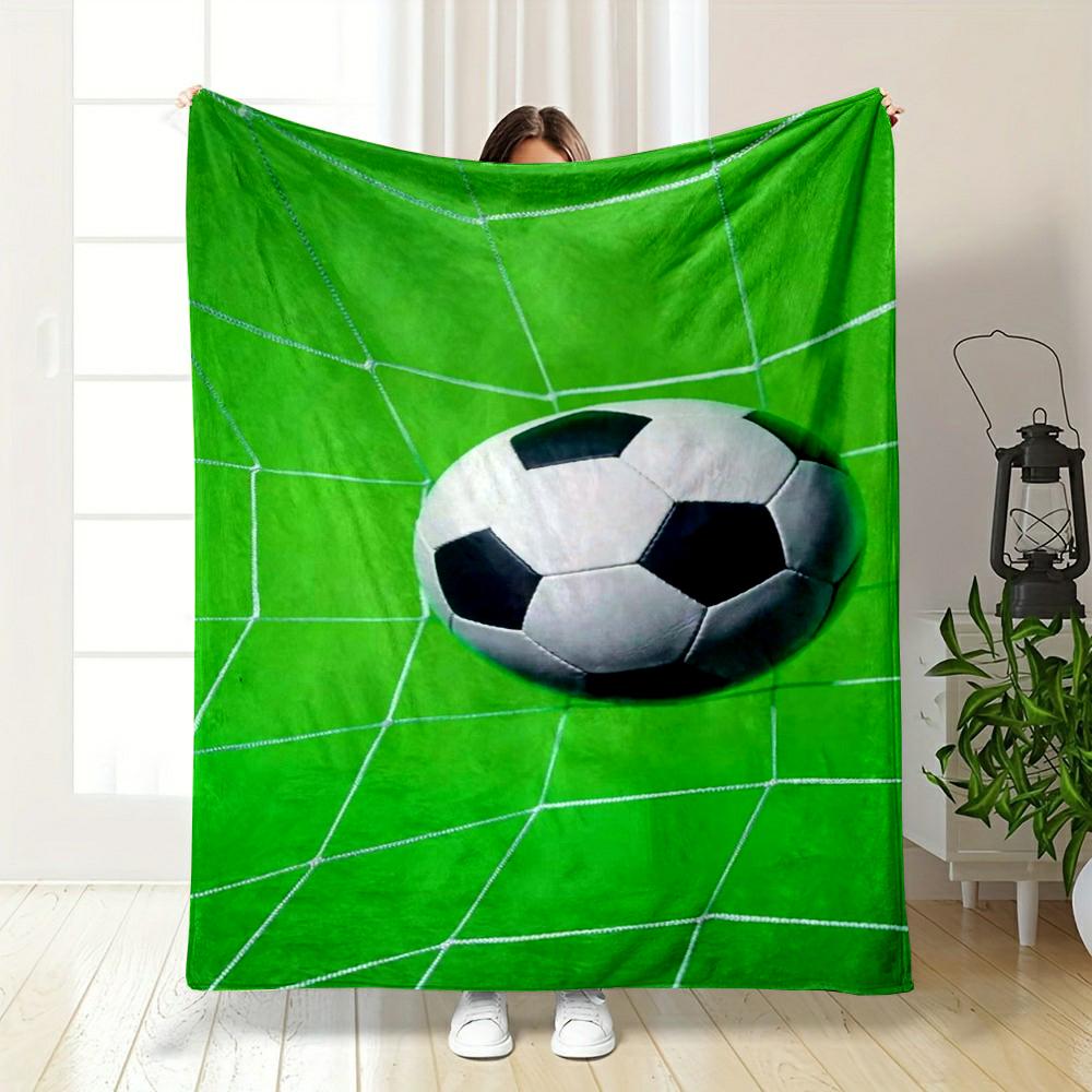 Coperta in flanella con stampa di pallone da calcio su campo verde per camera da letto, soggiorno, divano e pisolino