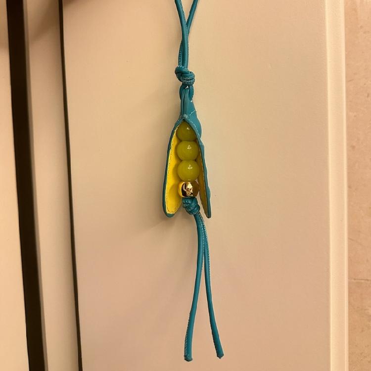 Handmade Pea Shape Key Holder Youthful Backpack Ornament Leather Texture Unique Key Pendant Suitable for Key and Car