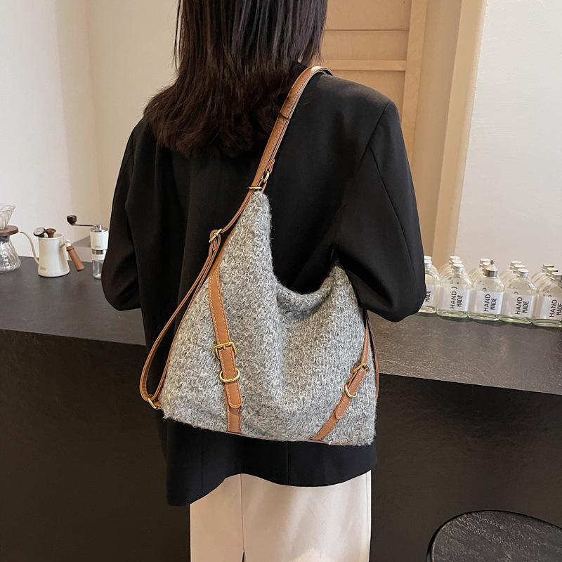 

Студенческий класс кожаная бархатная сумка женская 2025 осень и зима новая большая вместительная сумка-тоут сумка на плечо рюкзак 32*11*30 серый