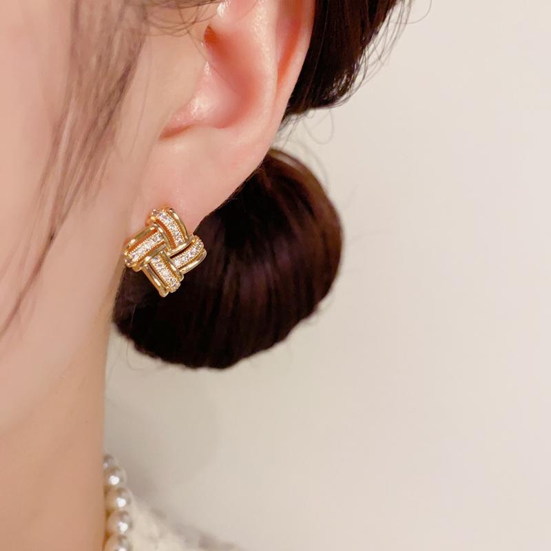 New Style Stylish and Niche Design with Exquisite Diamond Earrings, Compact and Luxurious Earrings