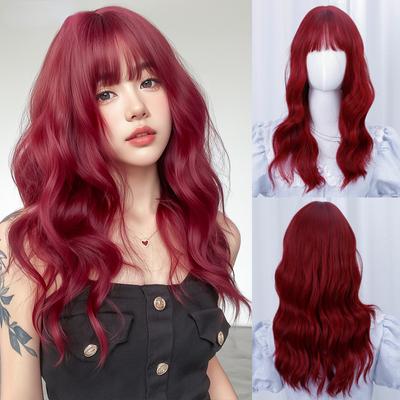 Perruque Rouge Ondulée Bouclée avec Frange 22 Pouces Fibre Synthétique Résistante à la Chaleur Cheveux Vague Profonde Naturel Fête ou Selfie Mode Coréenne