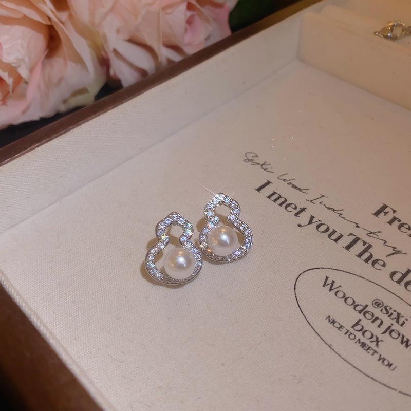 Vintage Quastenohrringe aus Silbernadel: Elegantes Wassertropfendesign mit einem Retro-literarischen Touch