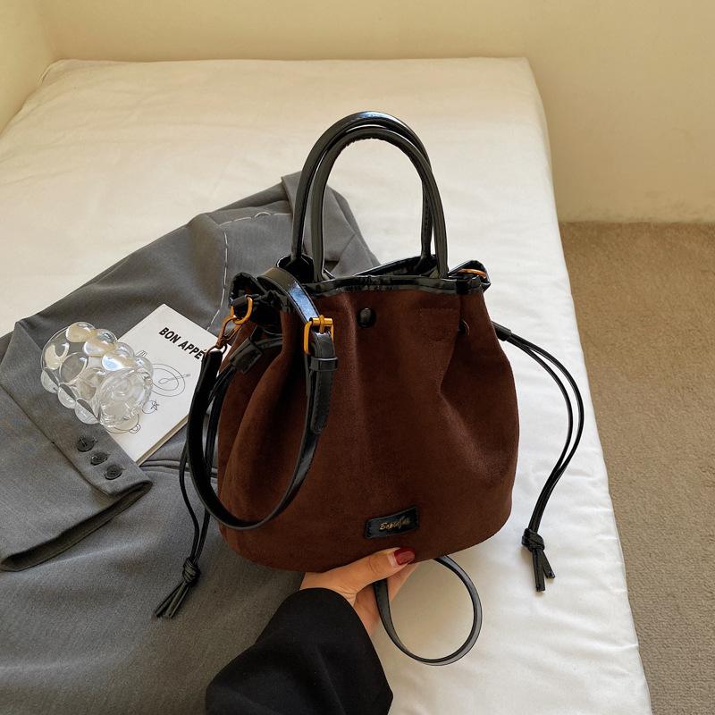 

Корейская версия нишевая сумка высокой стоимости портативная сумка-ведро 2025 осень новая модная сумка-мессенджер зарубежный стиль модная сумка женская темно-коричневого