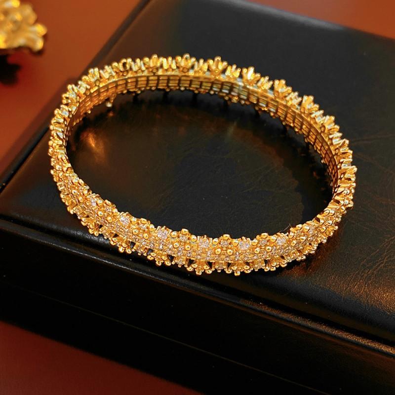 Elegant Hollow Out Floral Edge CZ Stone Inlaid Gold Plated Copper Bracelet Women Lightweight Fashionable Accessory