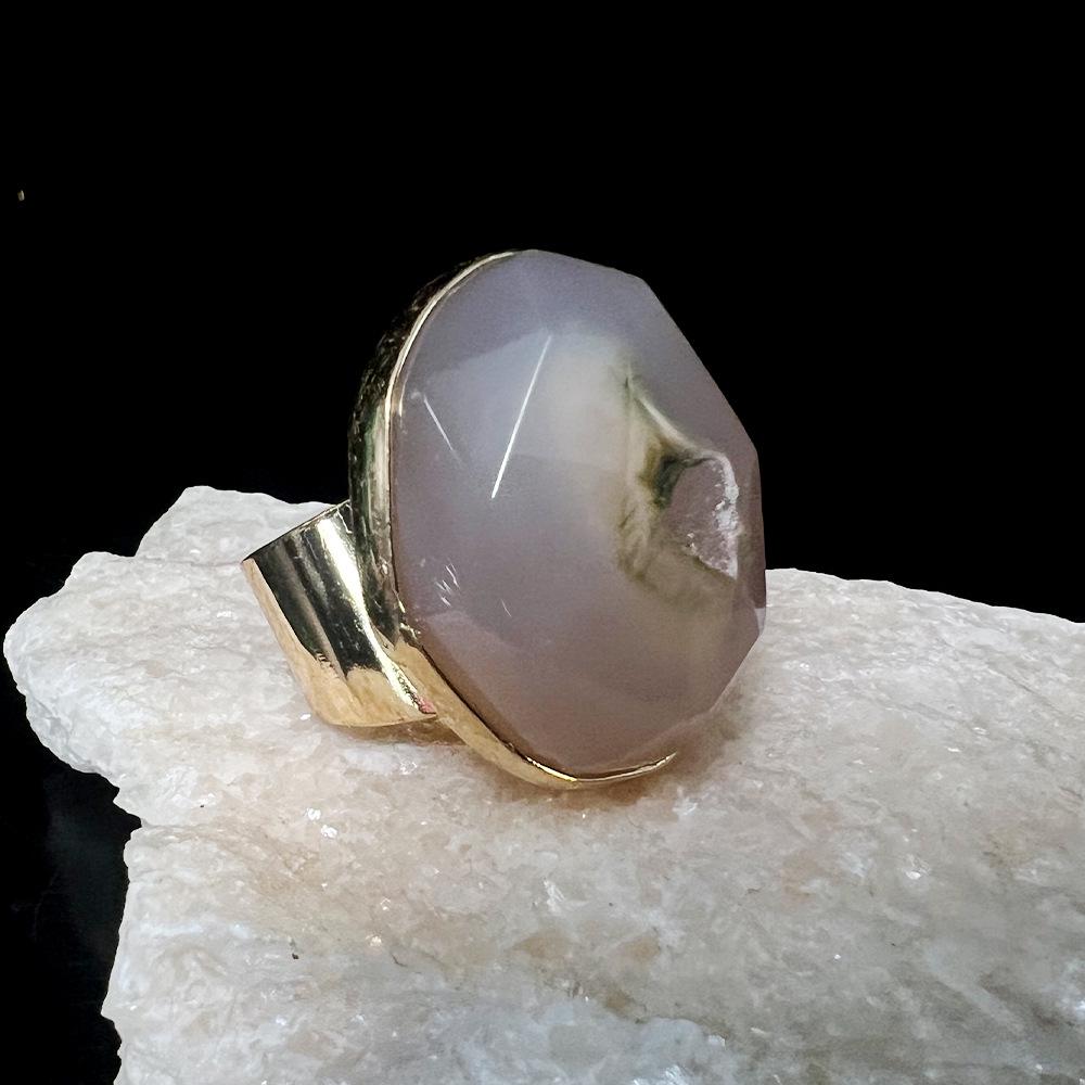 Otwarty pierścionek z naturalnym agatem – wyjątkowy projekt niszy