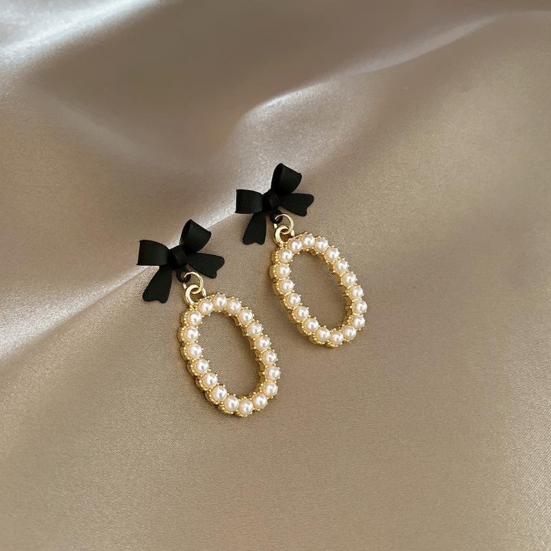Boucles d'oreilles à tige en perles de fleur de vent parfumées à petite aiguille argentée, boucles d'oreilles légères et luxueuses, style célébrité, style rétro élégant et tendance