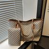 Trendige übergroße Tragetasche mit Reißverschluss für den lässigen Tagesausflug und den urbanen Look