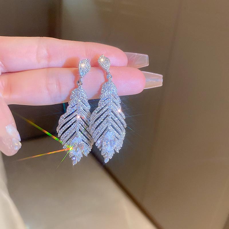 Серьги-гвоздики с бриллиантовой каплей и перьями, преувеличенная атмосфера, серьги light luxury, женские