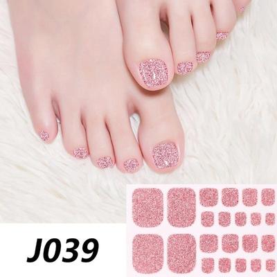 Die neuen Pure Fußaufkleber mit Glitzer sind jetzt für komplettes Schachbrett-Nageldesign erhältlich.