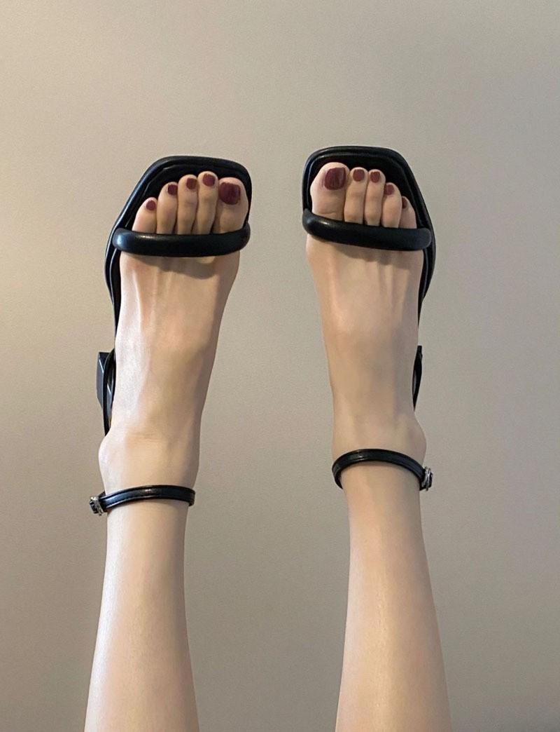 

Розовое девичье настроение 2024 ранняя весна новая увеличивающая рост шнуровка танкетка сандалии на одной перемычке 40 чёрный