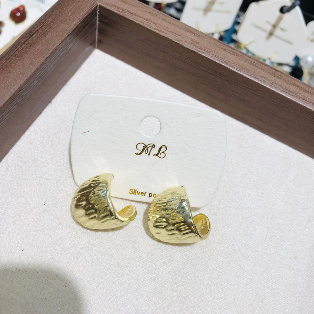 Vintage Design Sense Curved Metal Hoop Earrings Studs for Women Trendy Jewelry Fashion Irregular Earring