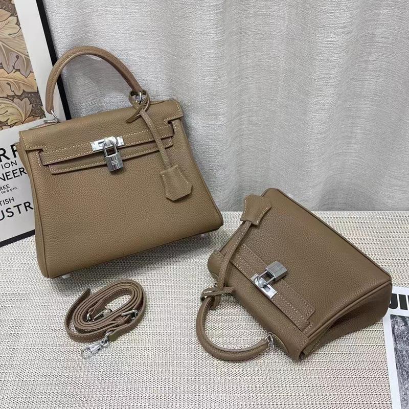 Kleine Tasche mit breitem Schultergurt, Minitogo Rindsleder, neue kleine Umhängetasche aus Leder mit einer Schulter