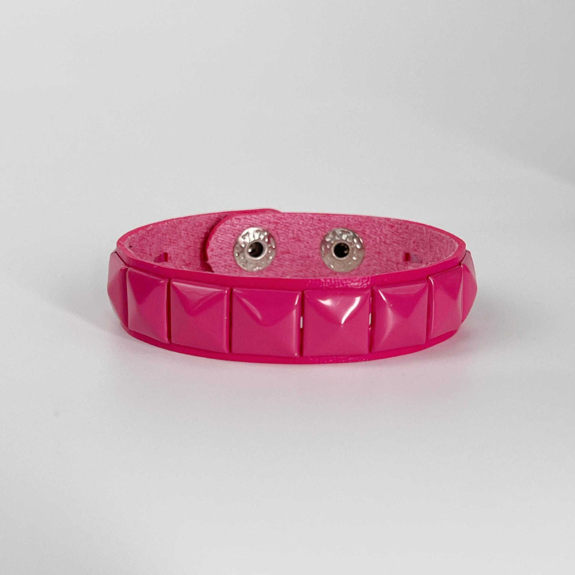 Европейский и американский панк-браслет для женщин, квадратный шип, конфетный цвет - Модный повседневный браслет-манжета с заклепками.