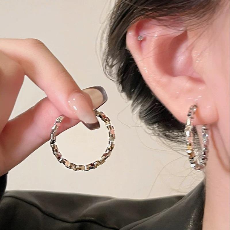 Silver Needle Diamond-set Geometric Circle Earrings Temperament Light Luxury High-end Earrings Personalized Design Cold Wind Earrings Wholesale