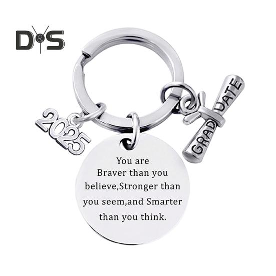 

Выпускной брелок 2025 года из нержавеющей стали с гравировкой и вдохновляющим посланием, брелок для ключей, подарок на выпускной I