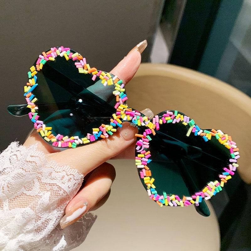 Popular y2k Vintage Love Heart Sunglasses Women For Men Luxury Brand Design Sun Glasses Punk Cake Candy Pink Cute Party Eyewear