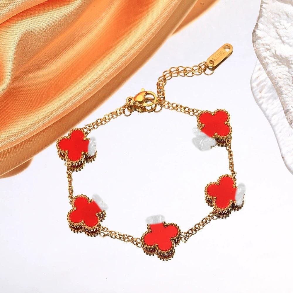 Vierblättriges Kleeblatt Armband Ein leichter Luxus und hochwertiges Damen Schmuck Accessoire Ein modisches Armreif für Damen