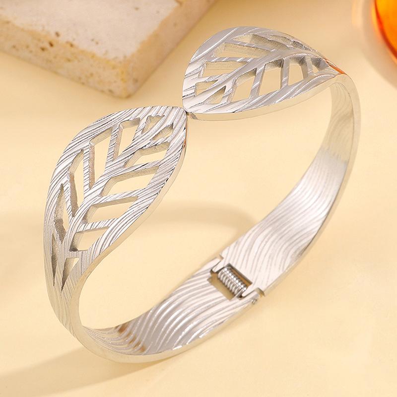 Hollow Leaf Elastic Opening Women's High-end Jewelry Bracelet