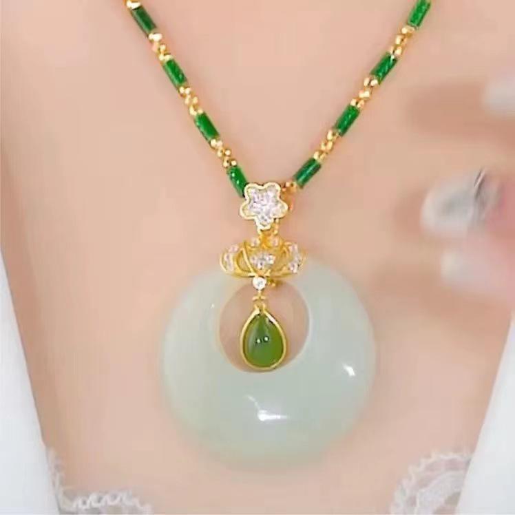 Douyin Bestseller: Heart-Shaped Luxury Necklace with Imitation Hetian Jade and Smooth Princess Clasp Pendant.