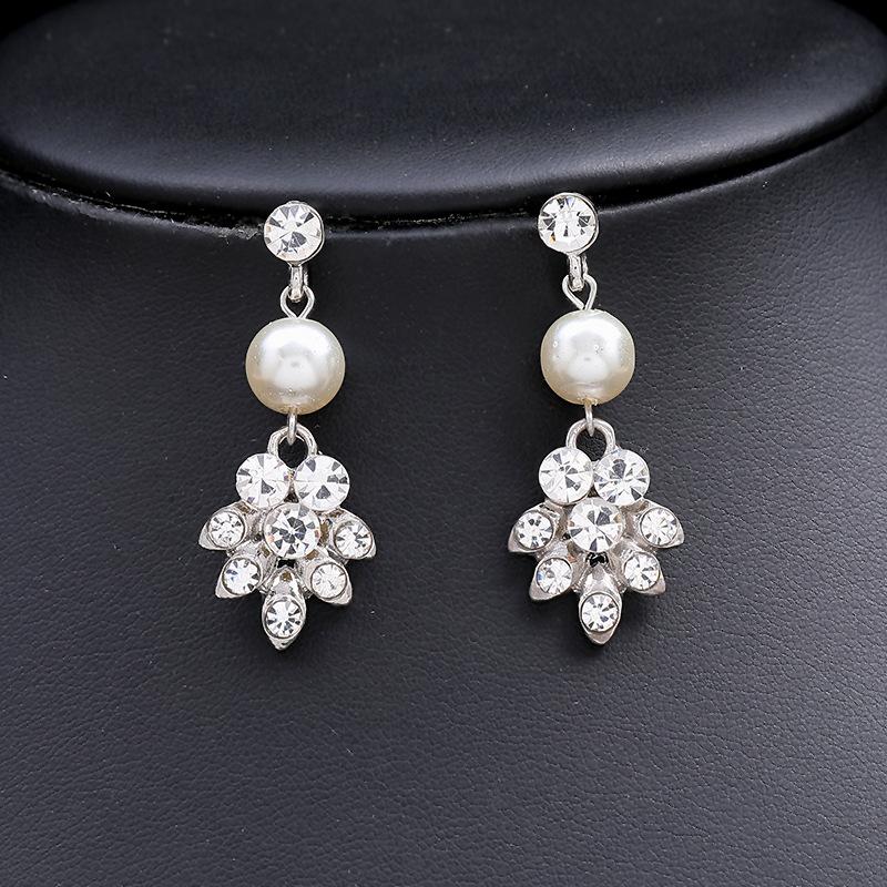 2026 New European and American Pearl Necklace Earrings Two-piece Set Bridal Light Luxury Niche High-end Design Sense