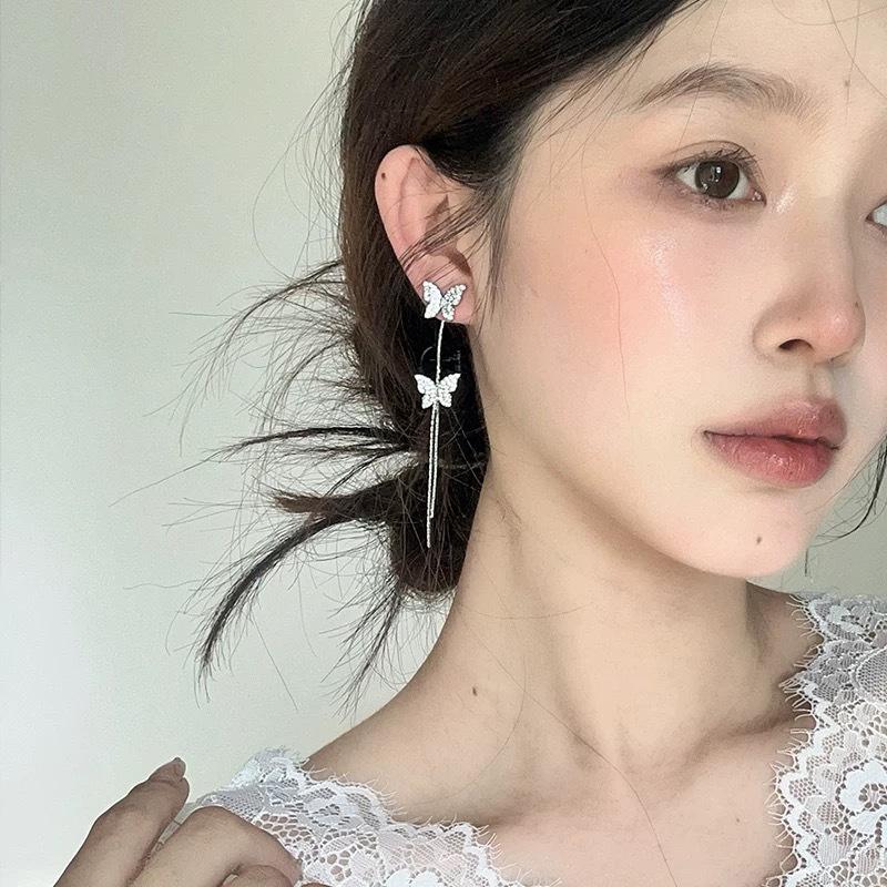 Light luxury flash zirconium butterfly fringed earrings, fashion temperament, niche earrings, high-end mosquito coil disc ear clips, no ear piercings.
