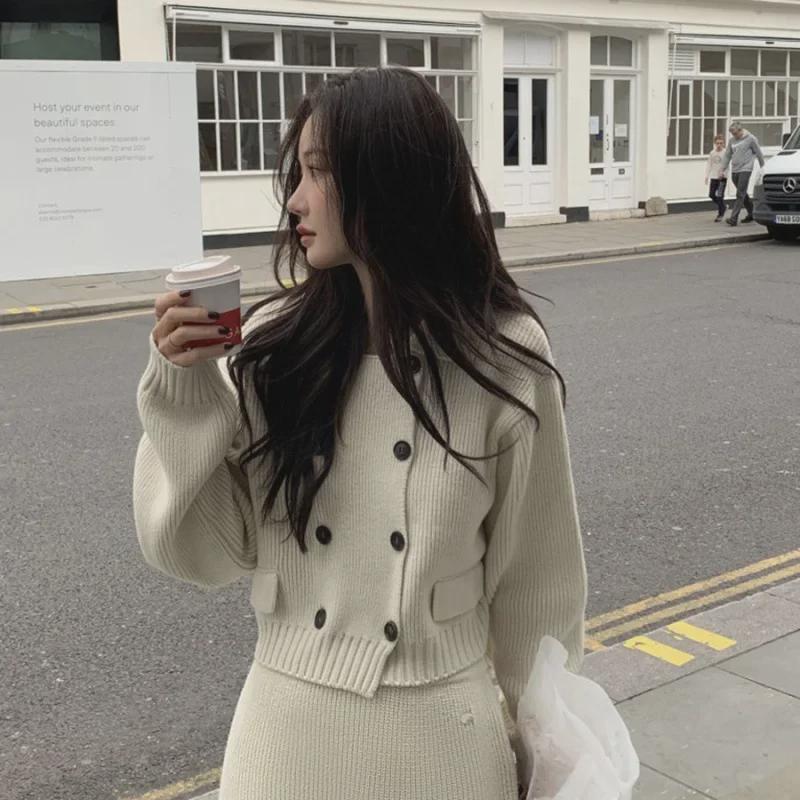 

Чувство дизайна: Женский двубортный трикотажный кардиган с лацканами, коллекция осень/зима One Size слоновая кость