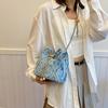 Damenmode Denim Crossbody Tasche Diamant-Steppung Schultertasche mit Kettenriemen & Kordelzugverschluss für den täglichen Gebrauch Pendeln