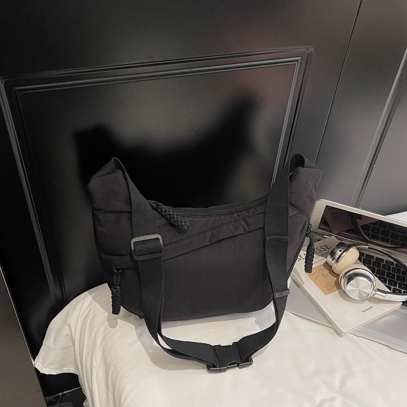 

Large capacity canvas bag women s winter new casual commuter shoulder bag light sports crossbody dumpling bag зелений