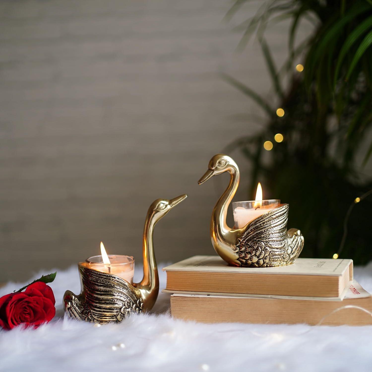 

Металлический набор подсвечников в виде лебедей и свечей, подарочная корзина, праздничное украшение (2 металлических лебедя, 2 стаканчика для вотивных свечей с ароматом, 1 подарочная коробка премиум-класса)