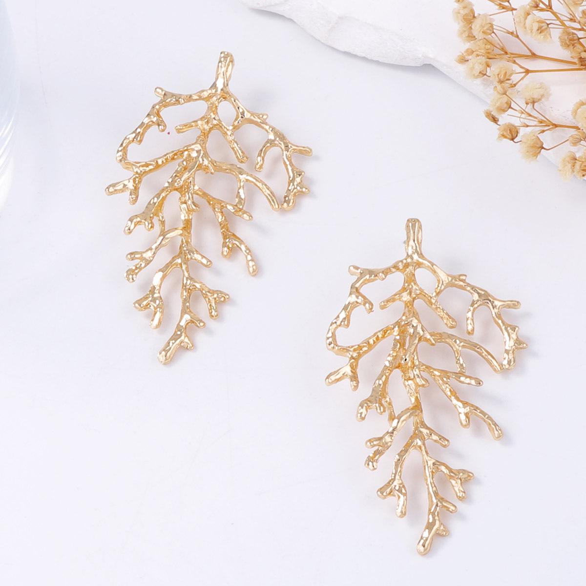 Личностный тренд холодный ветер темперамент текстура сплав коралловые серьги-гвоздики легкая роскошь пляжный отдых ветер женские серьги золотой