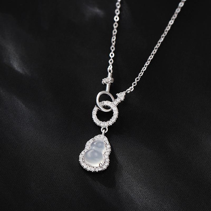 Retro Luxury Chinese Gourd Necklace: High-Design Clavicle Chain for Women