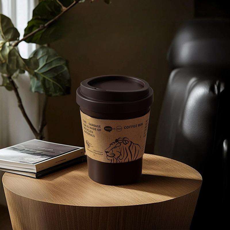 

Creative New Coffee Cup Design with Covered Plastic Trash Can, Suitable for Home/office/bedroom, Durable Storage Bin 15x11.2x3CM коричневий