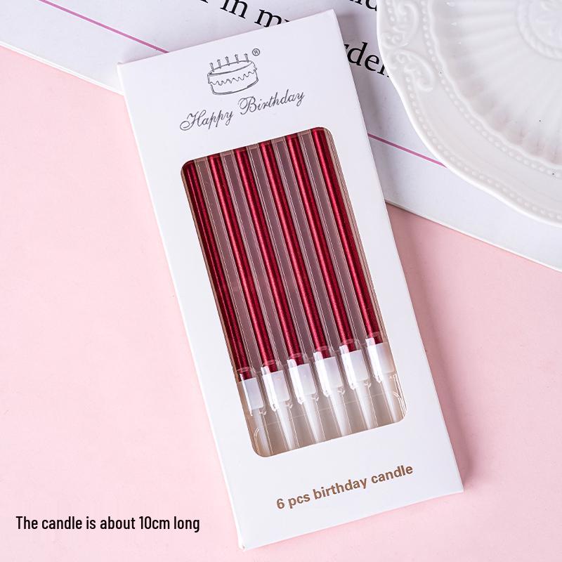 Minimalistischer Tulpen-Kuchenaufsatz mit frischen Blumen und Band für den Muttertag oder Geburtstag