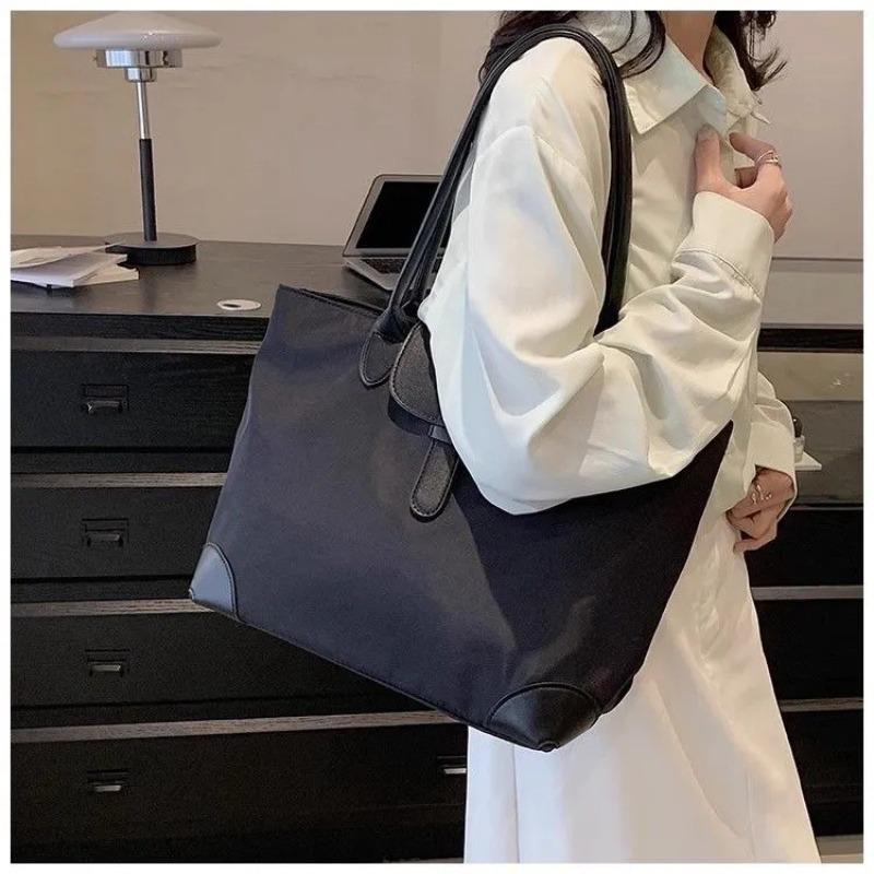 

Large-capacity shoulder bag, female commuter bag, student class bag, nylon cloth versatile tote bag, a must for commuting