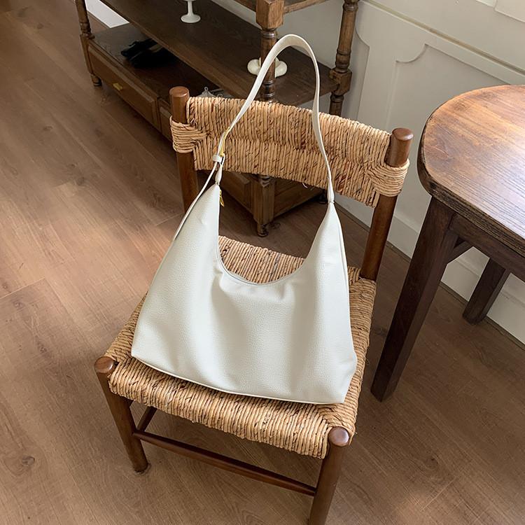 Ielgy Large-Capacity Messenger Bag Ladies High-End Underarm Bag Korean Version Commuter Tote Bag