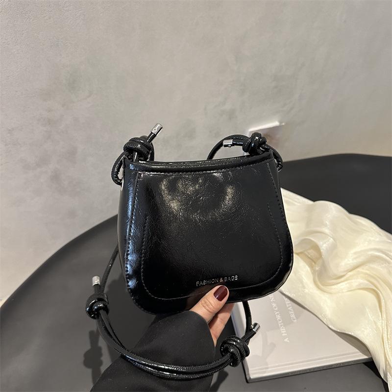 Fashion, lightweight and casual solid color new simple shoulder bag high texture versatile portable messenger bag women