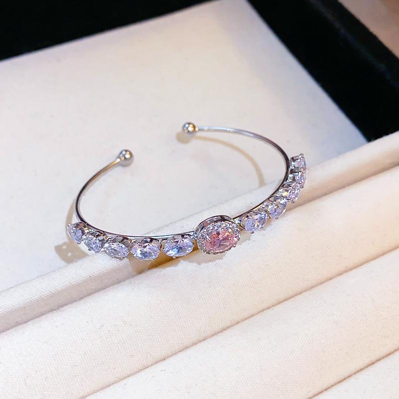 Elegantes Zirkon Buchstaben Blumen Armband: Hochwertiger vielseitiger Armreif für Damen