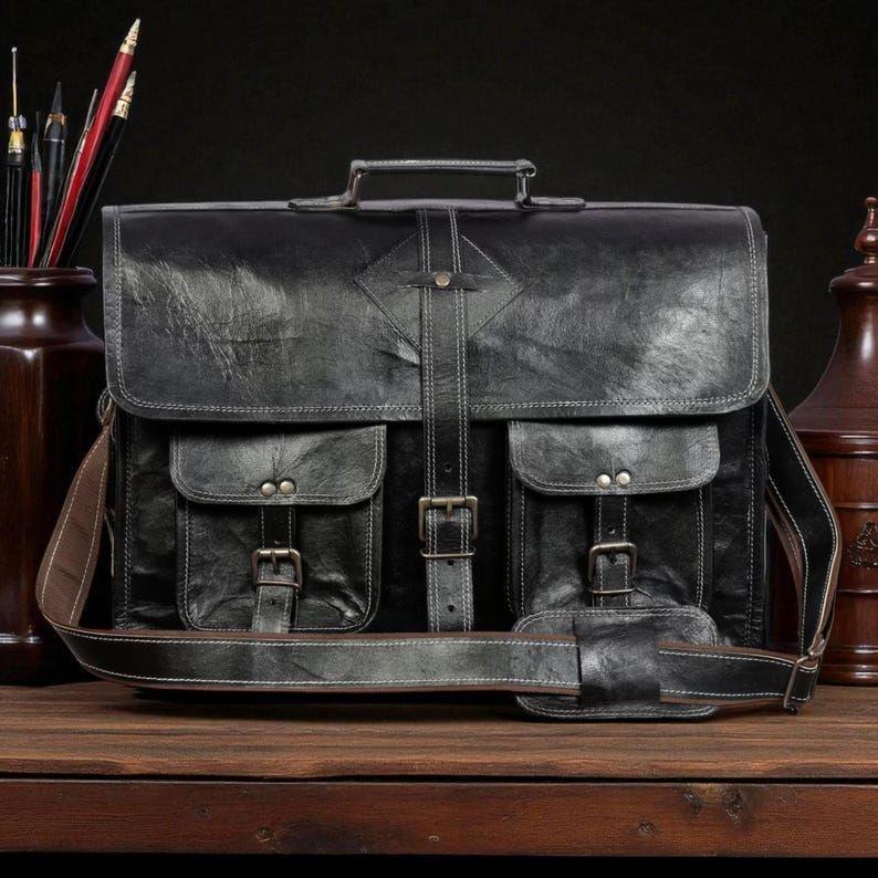 

Сумка-мессенджер из черной кожи ручной работы – Сумка для ноутбука из козьей кожи высшего сорта с несколькими отделениями, прочной молнией и съемным ремнем 16 x 12 x 5 in