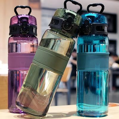 Czajnik sportowy przenośny o pojemności 500 ml z uchwytem i przezroczystym plastikowym kubkiem, odpowiedni do użytku na zewnątrz.