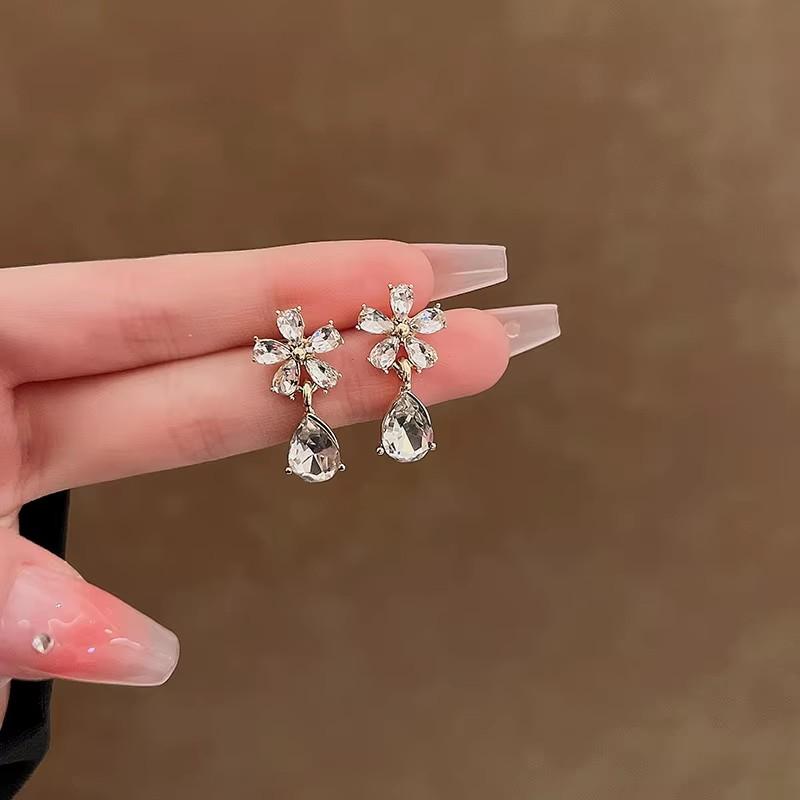 New Flower Hanging Earrings White Enamel Floral Acrylic Petals Crystal Imitation Pearl Dangle Earrings for Women brincos